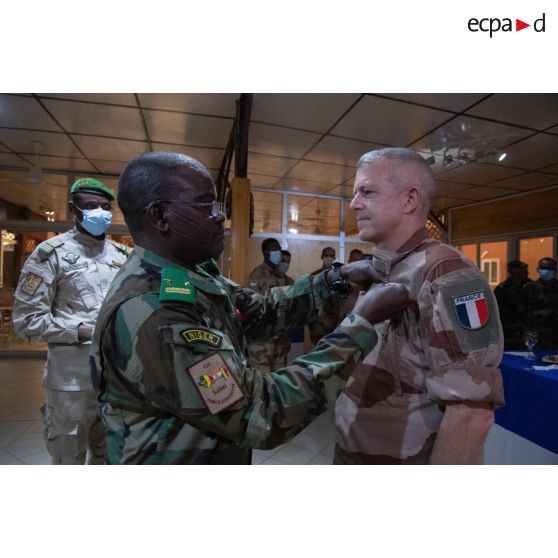 Le général de brigade Oumarou Namata Gazama remet la médaille du G5 Sahel au général de division Marc Conruyt lors d'une cérémonie sur la base de Niamey, au Niger.