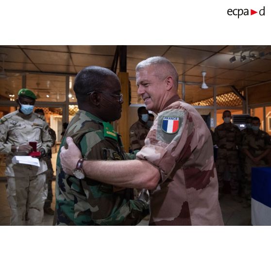 Le général de brigade Oumarou Namata Gazama remet la médaille du G5 Sahel au général de division Marc Conruyt lors d'une cérémonie sur la base de Niamey, au Niger.