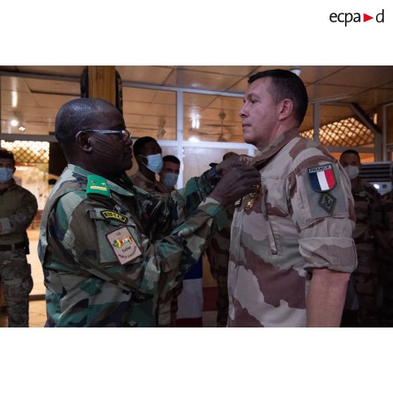 Le général de brigade Oumarou Namata Gazama remet la médaille du G5 Sahel au colonel Pierre Chareyron lors d'une cérémonie sur la base de Niamey, au Niger.