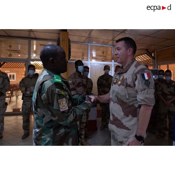 Le général de brigade Oumarou Namata Gazama remet la médaille du G5 Sahel au colonel Pierre Chareyron lors d'une cérémonie sur la base de Niamey, au Niger.