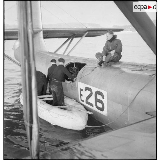 Sortie de l'équipage d'un hydravion Bréguet 521 Bizerte en panne.