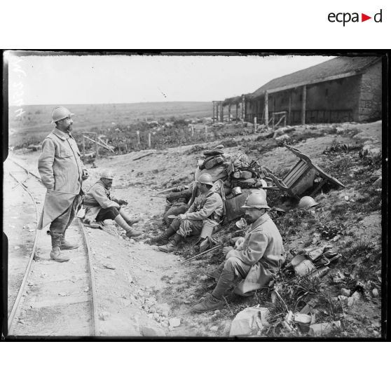 Sur la route du Tanet, soldats au repos sur une d'Alsace. [légende d'origine]