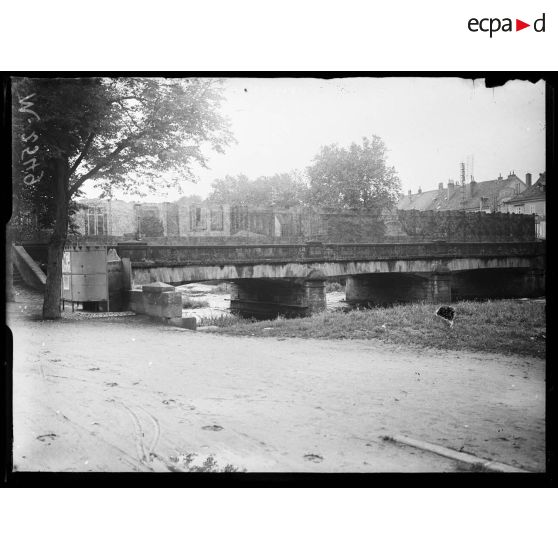 Saint-Dié, le maquillage du pont. [légende d'origine]