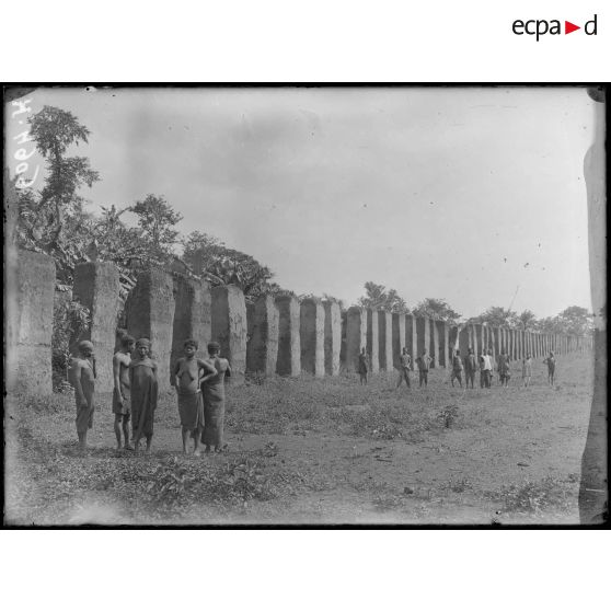 Foumban. L'ancien quartier des femmes du sultan. [légende d'origine]