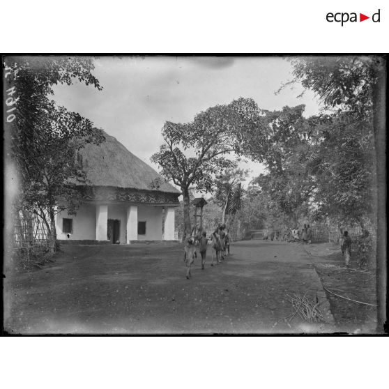 Foumban. Le carrefour de l'école indigène. [légende d'origine]