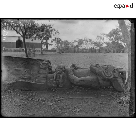 Foumban. Ancienne idole du culte fétiche. [légende d'origine]