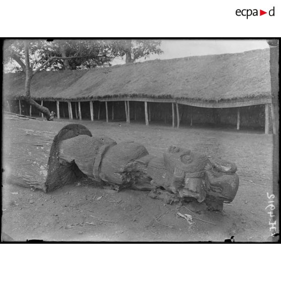 Foumban. Ancienne idole du culte fétiche. [légende d'origine]