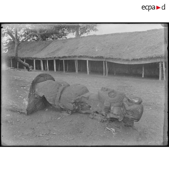 Foumban. Ancienne idole du culte fétiche. [légende d'origine]