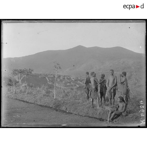 Bana. Le village haoussa et la montagne M'Bana. [légende d'origine]