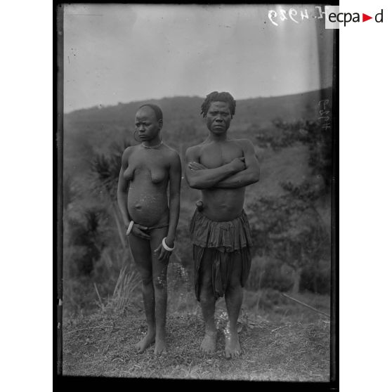 Bana. Femme et homme de race Grasfield. [légende d'origine]