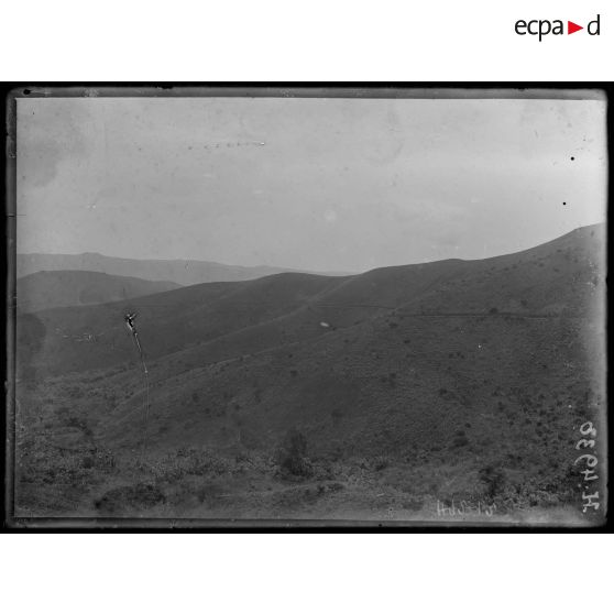 Route entre Bana et Bangou. Une vue sur la route serpentant à flanc de montagne. [légende d'origine]