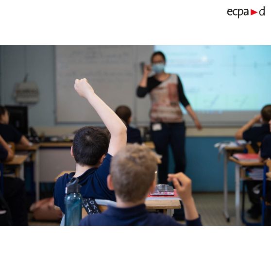 Des élèves de sixième suivent un cours de mathématiques au lycée militaire d'Autun.