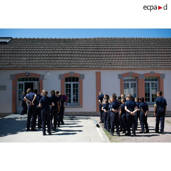 Rassemblement d'une classe de collégiens devant le mess Maître principal Loïc Le Page du lycée militaire d'Autun.