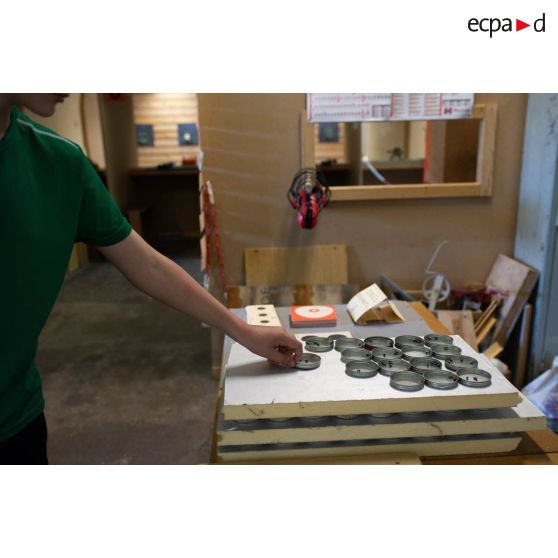 Un collégien récupère du plomb pour une séance de tir au lycée militaire d'Autun.