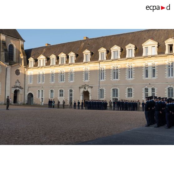 Rassemblement des élèves de classe préparatoire pour une cérémonie matinale dans la cour du Prytanée National Militaire de La Flèche.