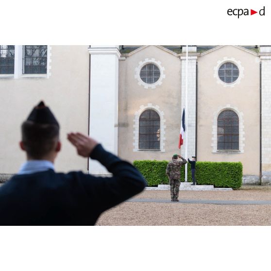 Des élèves de classe préparatoire saluent le lever des couleurs lors d'une cérémonie matinale au Prytanée National Militaire de La Flèche.