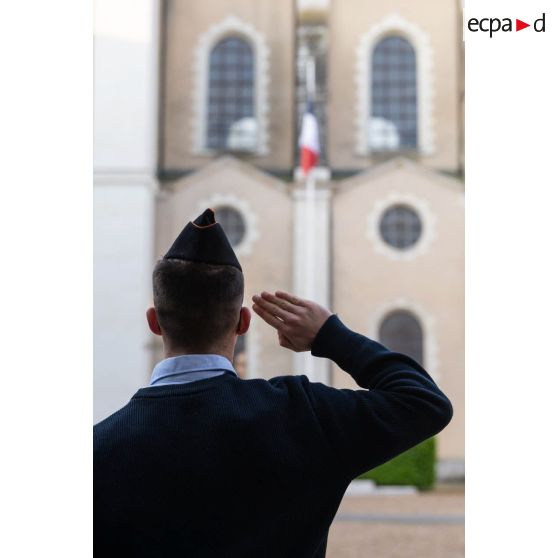 Un élève de classe préparatoire salue le lever des couleurs lors d'une cérémonie matinale au Prytanée National Militaire de La Flèche.