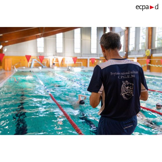 Un moniteur de sport encadre un cours de natation au Prytanée National Militaire de La Flèche.