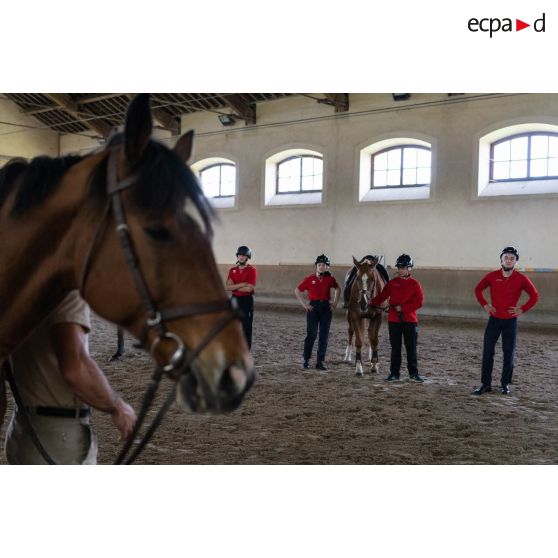 Des élèves suivent un cours d'équitation au manège du Prytanée National Militaire de La Flèche.