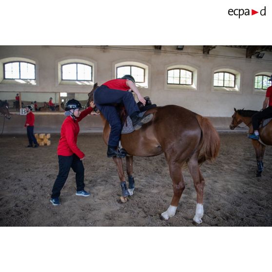 Des élèves suivent un cours d'équitation au manège du Prytanée National Militaire de La Flèche.