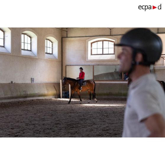 Un moniteur d'équitation encadre un cours auprès d'élèves du Prytanée National Militaire de La Flèche.