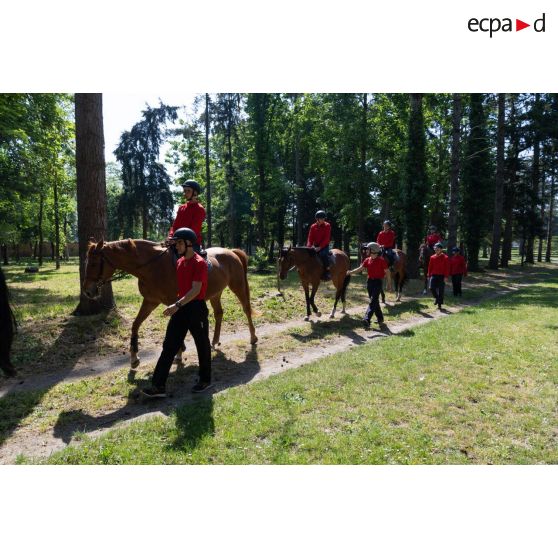 Des élèves suivent un cour d'équitation dans le parc du Prytanée National Militaire de La Flèche.