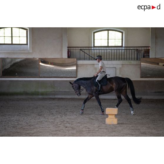 Un moniteur encadre un cours d'équitation au manège du Prytanée National Militaire de La Flèche.