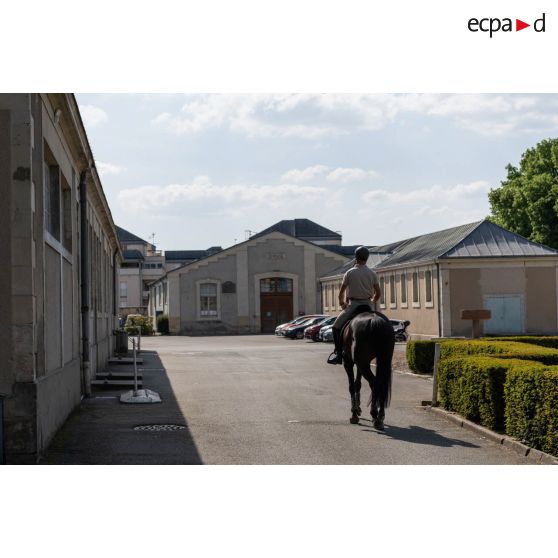 Un moniteur encadre un cours d'équitation au manège du Prytanée National Militaire de La Flèche.