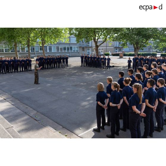 Rassemblement des élèves de la 5e compagnie dans la cour du Prytanée National Militaire de La Flèche.