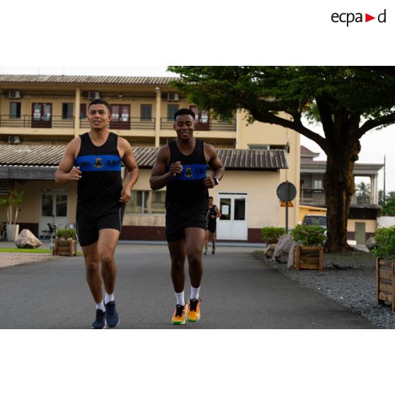 Des marsouins du 6 bataillon d'infanterie de marine (BIMa) font leur footing autour du camp de Gaulle à Libreville, au Gabon.