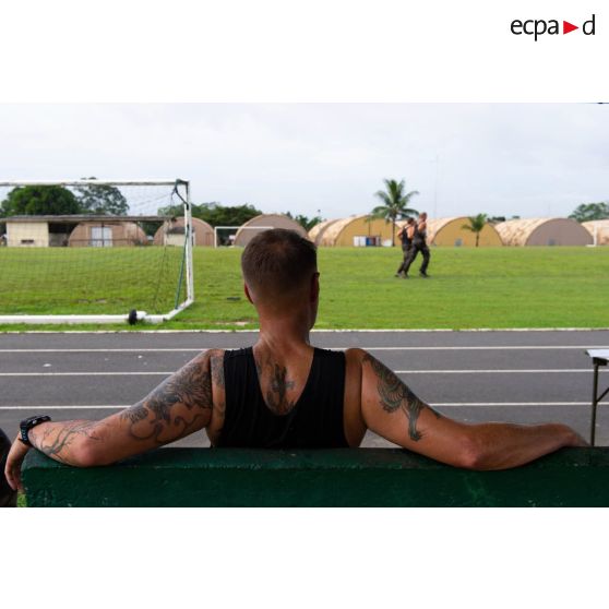 Des marsouins du 6e bataillon d'infanterie de marine (BIMa) participent à une course d'orientation autour du camp de Gaulle à Libreville, au Gabon.