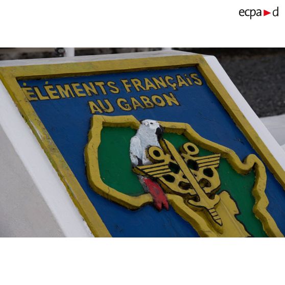 Insigne des éléments français au Gabon (EFG) sur la place d'armes du camp de Gaulle à Libreville, au Gabon.