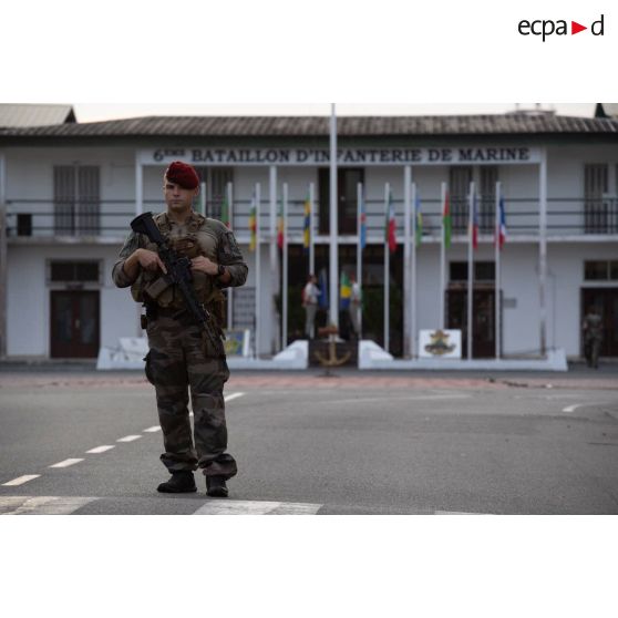 Un marsouin du 6e bataillon d'infanterie de marine (BIMa) factionne sur la place d'armes du camp de Gaulle à Libreville, au Gabon.