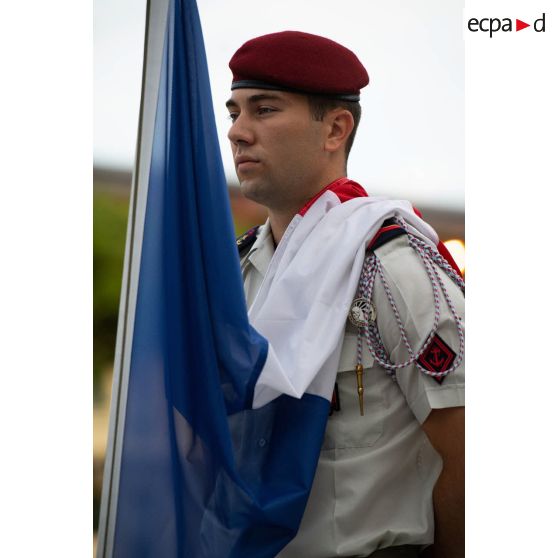 Portrait d'un garde au drapeau du 6e bataillon d'infanterie de marine (BIMa) pour une cérémonie au camp de Gaulle à Libreville, au Gabon.