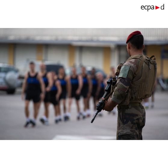 Un marsouin du 6e bataillon d'infanterie de marine (BIMa) factionne sur la place d'armes du camp de Gaulle à Libreville, au Gabon.