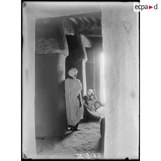 Garoua. Couloir d'entrée d'une maison foulbé. [légende d'origine]