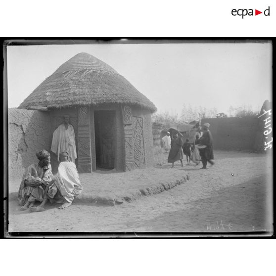 Garoua. Coin de rue du village. [légende d'origine]