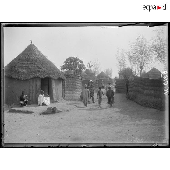 Garoua. Une rue du village. [légende d'origine]