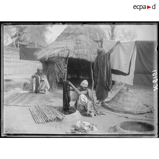 Garoua. La teinture en indigo des grands boubous. [légende d'origine]