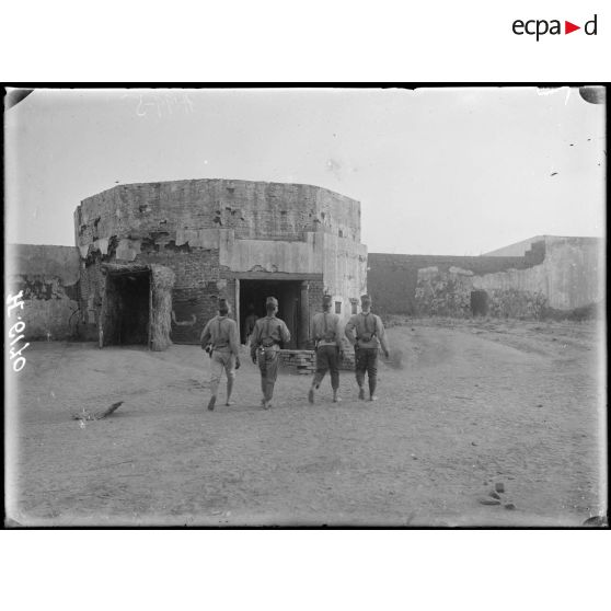 Garoua. Entrée du réduit du poste. [légende d'origine]