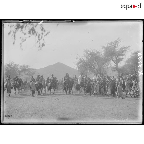 Maroua. Escorte du lamido. [légende d'origine]