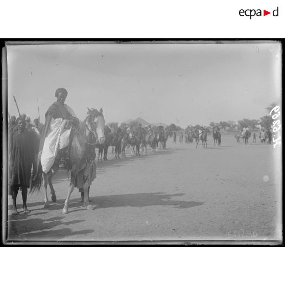 Maroua. Le lamido à cheval. [légende d'origine]