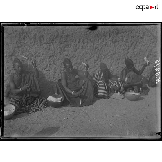 Maroua. Femmes filant le coton. [légende d'origine]