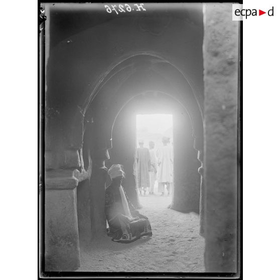 Maroua. Entrée d'une riche maison. [légende d'origine]