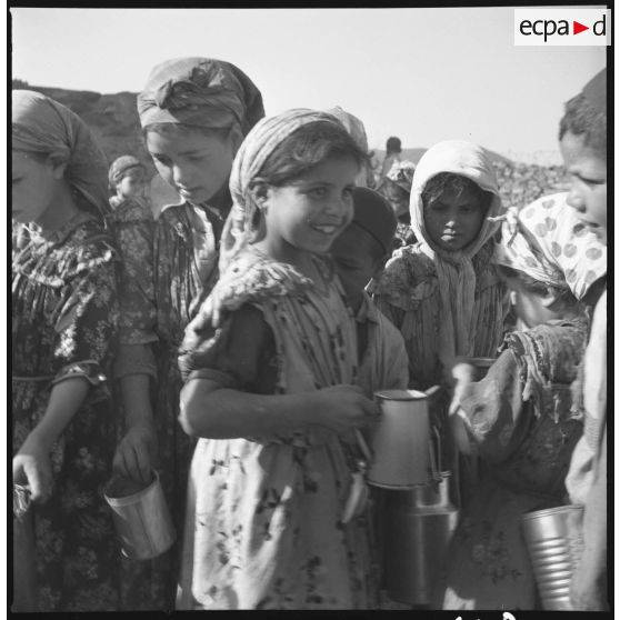 Ouled Haddada. Les écoles. Distribution de lait, don de la Croix-Rouge. [légende d'origine]