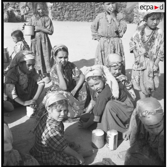 Ouled Haddada. Les écoles. Distribution de lait, don de la Croix-Rouge. [légende d'origine]