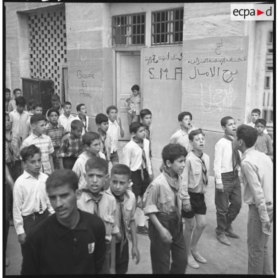 Alger, fin juin 1962, Diar es Saada. L'enrôlement des jeunes pour le défilé de l'indépendance. [légende d'origine]