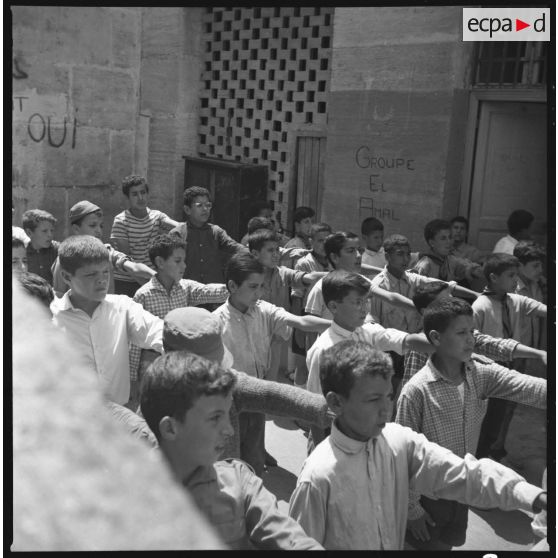 Alger, fin juin 1962, Diar es Saada. L'enrôlement des jeunes pour le défilé de l'indépendance. [légende d'origine]