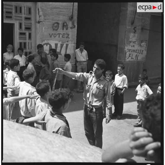 Alger, fin juin 1962, Diar es Saada. L'enrôlement des jeunes pour le défilé de l'indépendance. [légende d'origine]