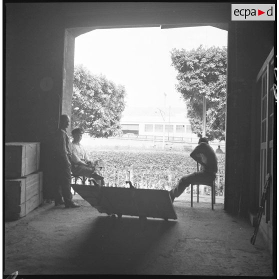 Alger. Dans la gare de l'Agha. [légende d'origine]